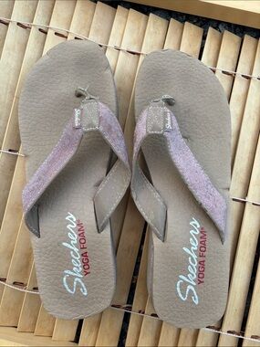 Skechers Women's Taupe and Pink Foam Flip Flops